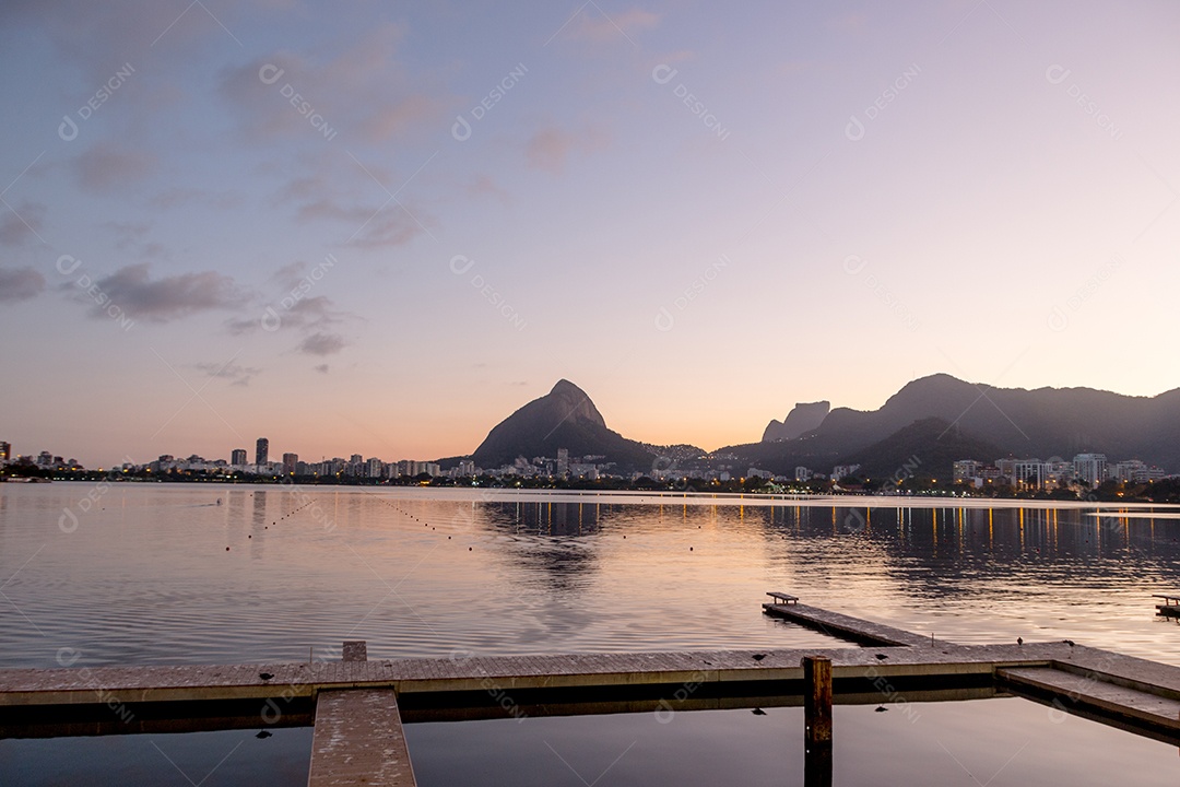 pôr do sol na Lagoa Rodrigo de Freitas, no Rio de Janeiro.