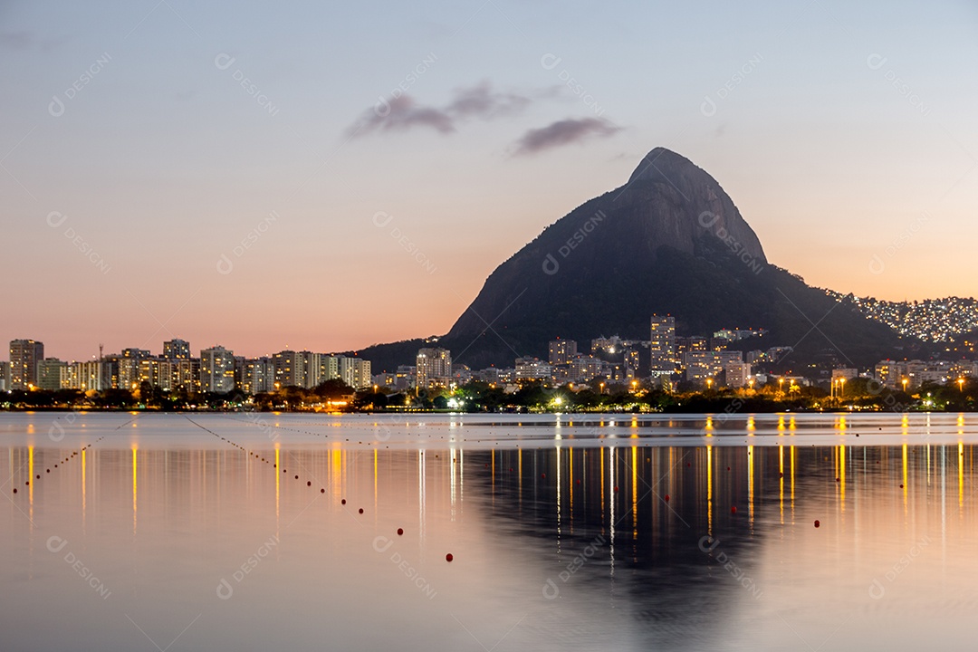pôr do sol na Lagoa Rodrigo de Freitas, no Rio de Janeiro.