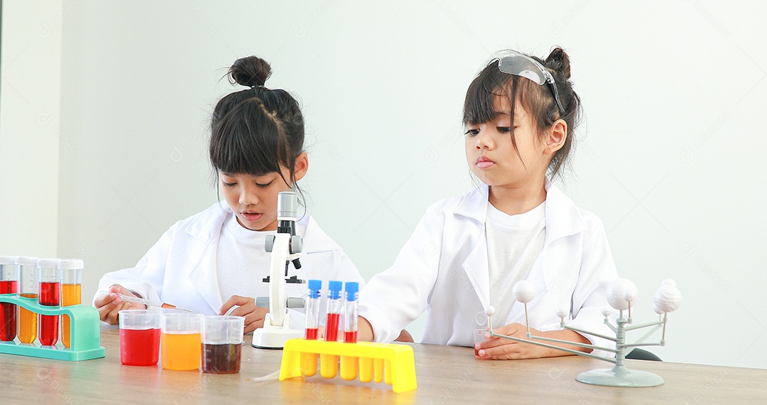 Meninas asiáticas bonitinhas estudantes crianças aprendendo a pesquisar