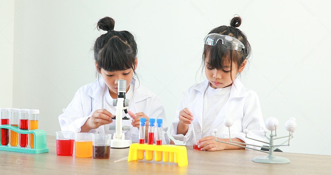 Meninas asiáticas bonitinhas estudantes crianças aprendendo a pesquisar