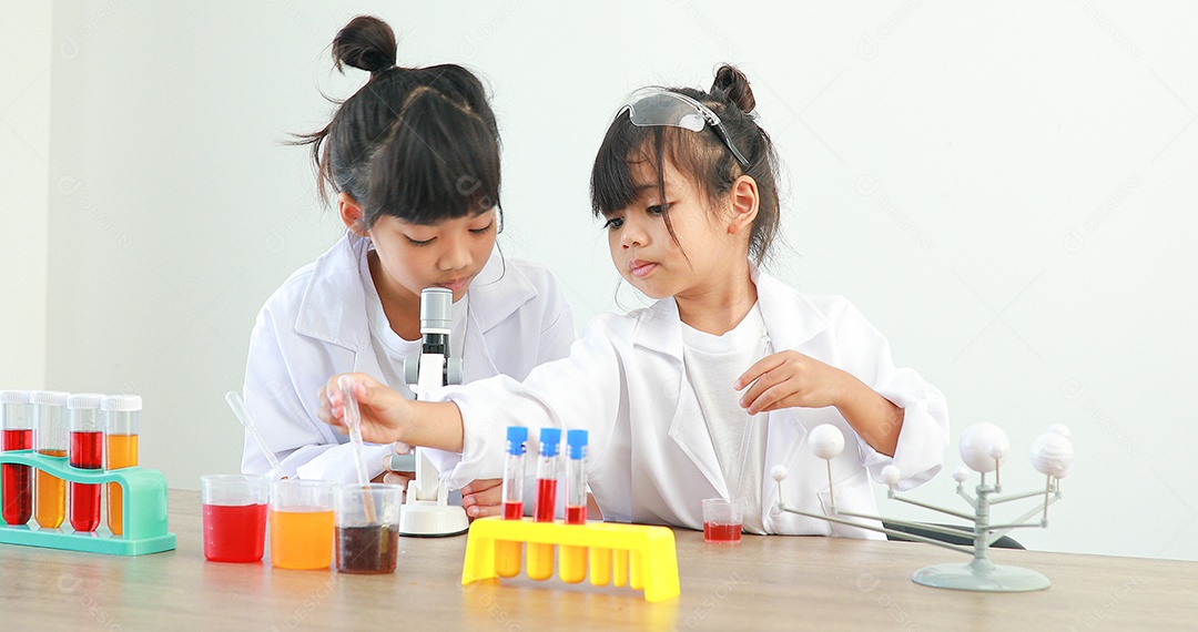 Meninas asiáticas bonitinhas estudantes crianças aprendendo a pesquisar