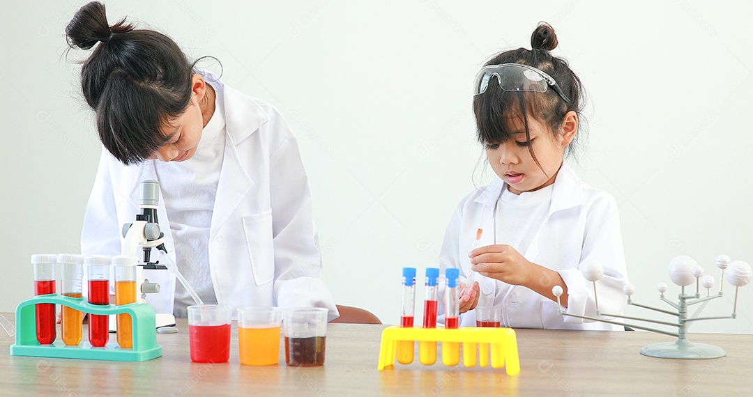 Meninas asiáticas bonitinhas estudantes crianças aprendendo a pesquisar