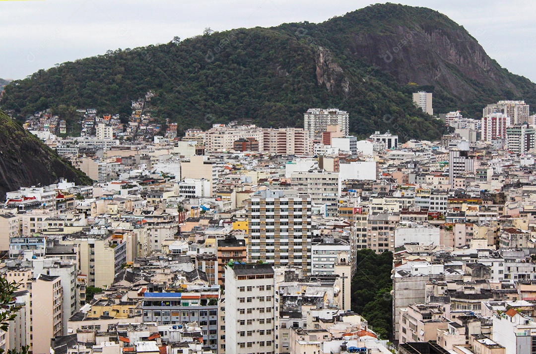 Vista do bairro de Copacabana do alto do pico da Agulhinha inhanga no Rio de Janeiro.