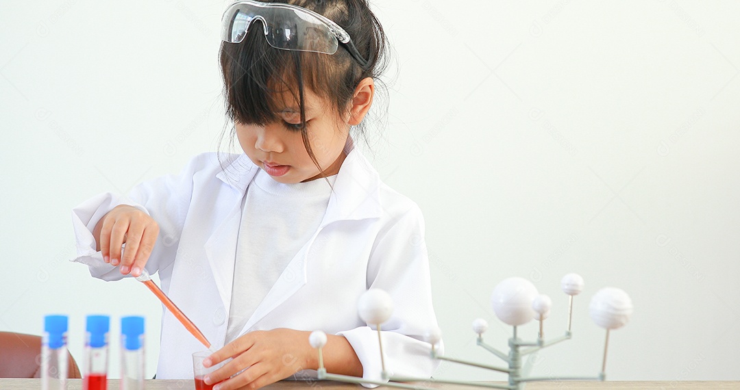 Meninas asiáticas bonitinhas estudantes crianças aprendendo a pesquisar