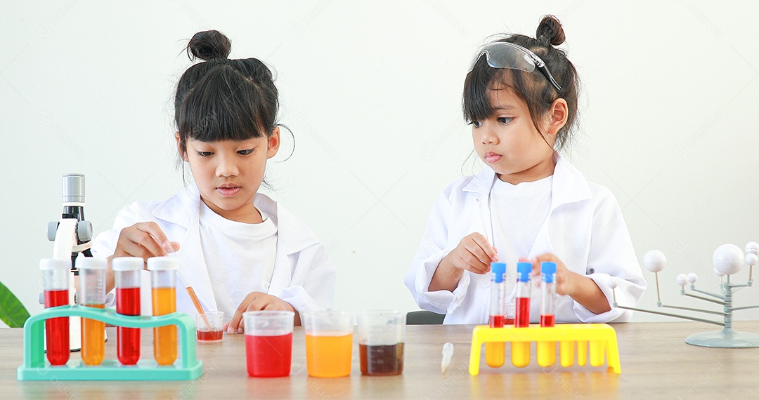 Meninas asiáticas bonitinhas estudantes crianças aprendendo a pesquisar