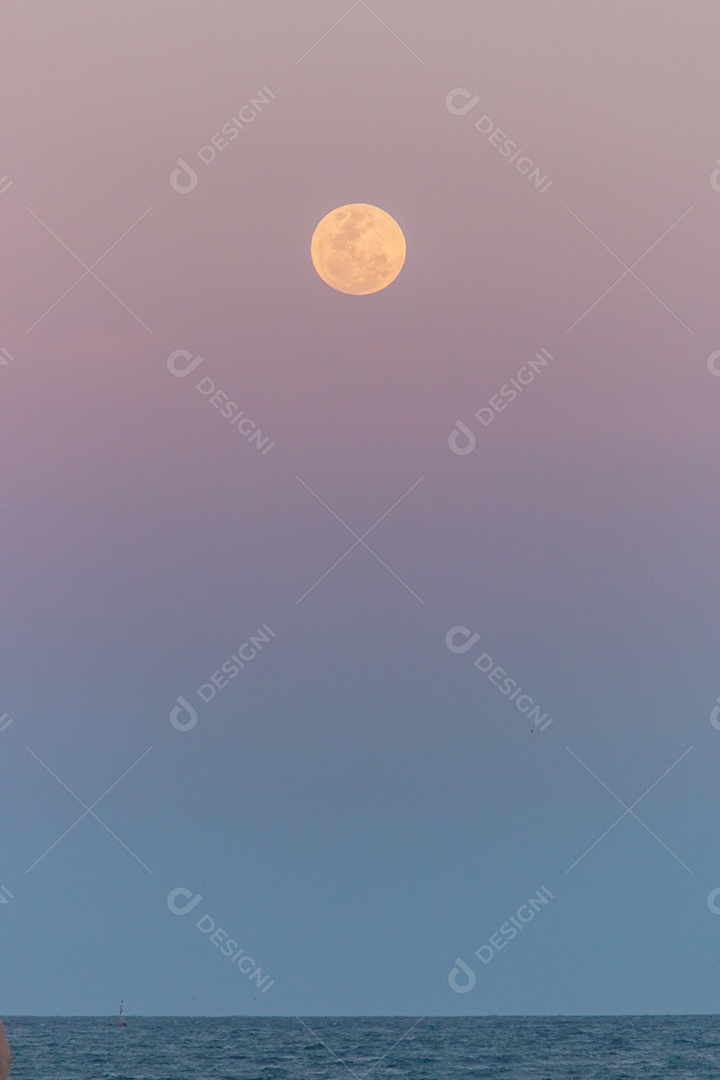 nascer da lua na praia de Copacabana, no Rio de Janeiro.