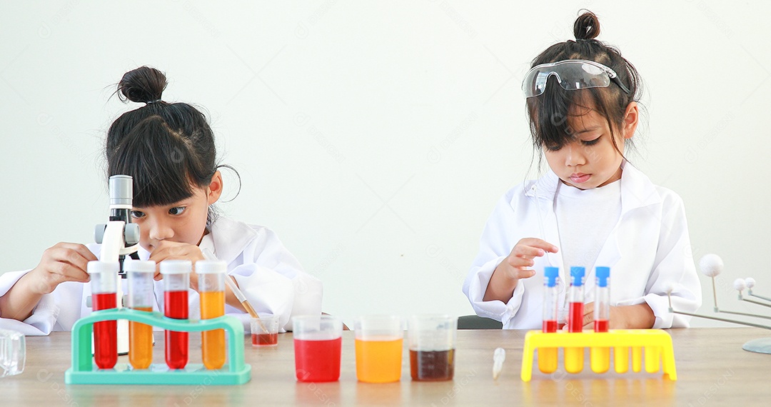 Meninas asiáticas bonitinhas estudantes crianças aprendendo a pesquisar