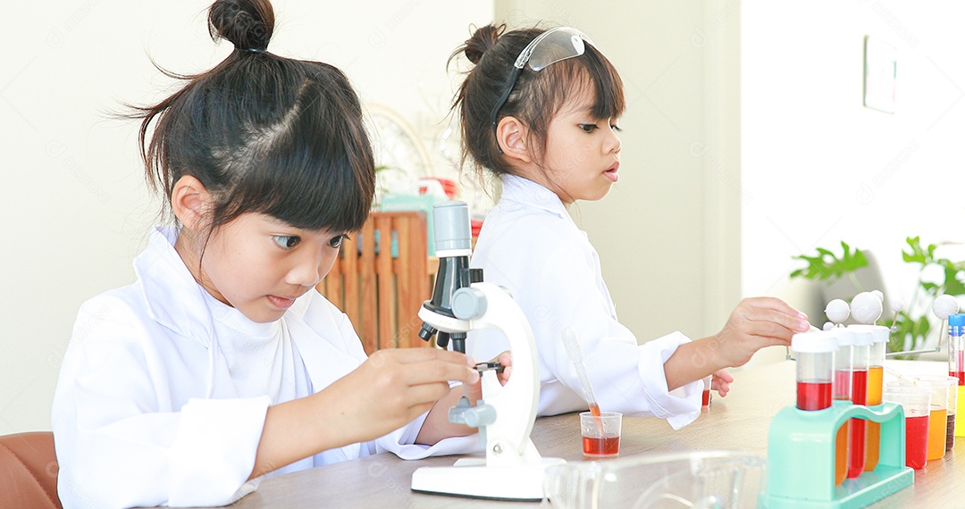 Meninas asiáticas bonitinhas estudantes crianças aprendendo a pesquisar