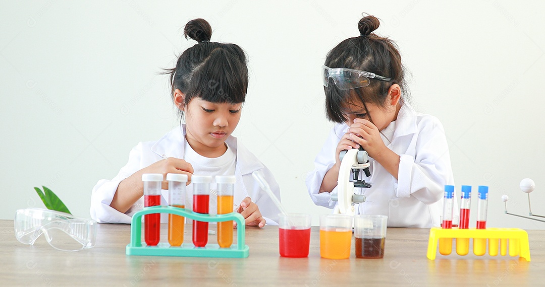 Meninas asiáticas bonitinhas estudantes crianças aprendendo a pesquisar