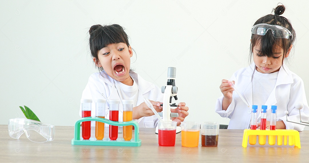 Meninas asiáticas bonitinhas estudantes crianças aprendendo a pesquisar