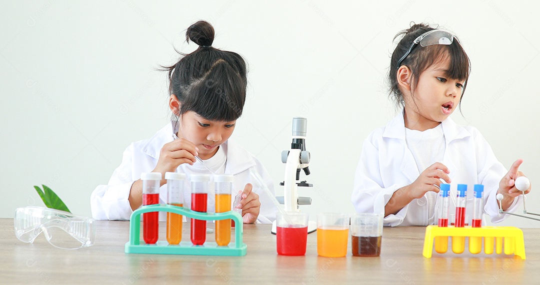 Meninas asiáticas bonitinhas estudantes crianças aprendendo a pesquisar