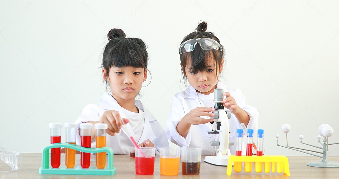 Meninas asiáticas bonitinhas estudantes crianças aprendendo a pesquisar