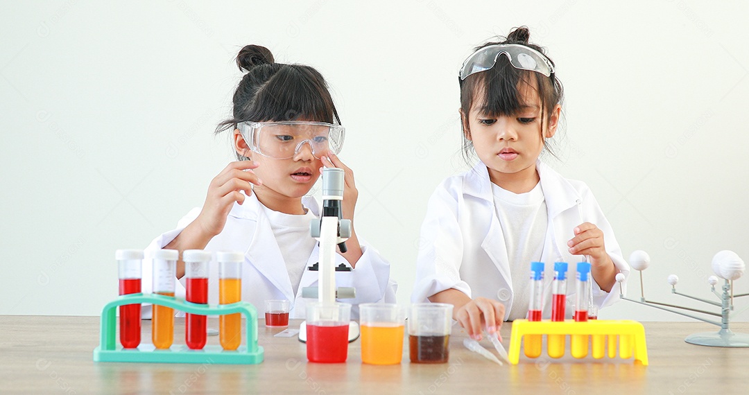 Meninas asiáticas bonitinhas estudantes crianças aprendendo a pesquisar