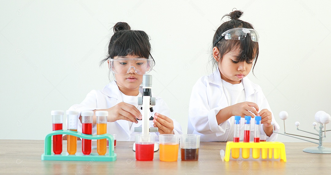 Meninas asiáticas bonitinhas estudantes crianças aprendendo a pesquisar