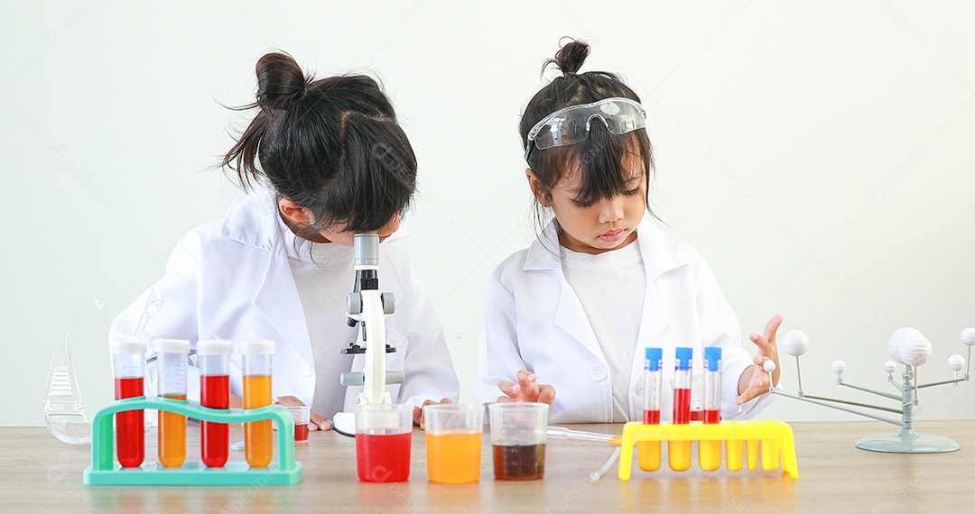 Meninas asiáticas bonitinhas estudantes crianças aprendendo a pesquisar