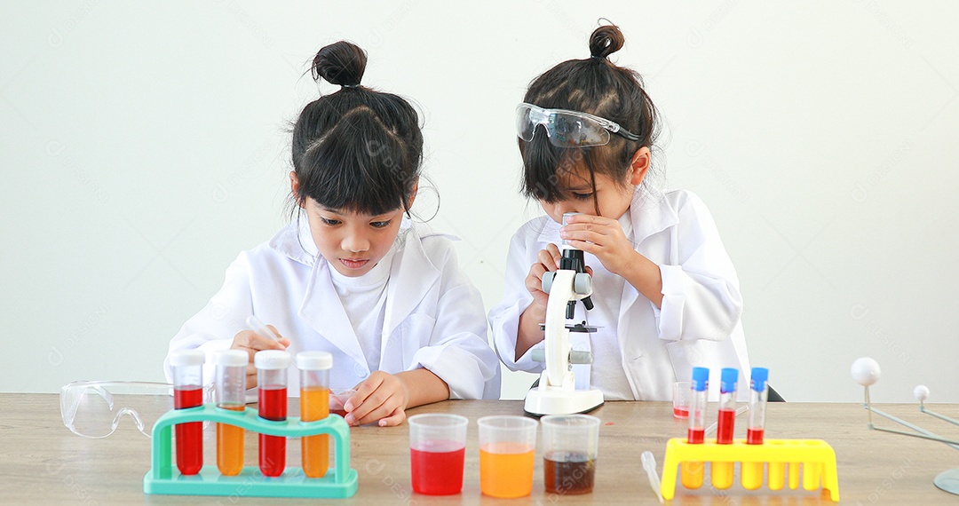 Meninas asiáticas bonitinhas estudantes crianças aprendendo a pesquisar