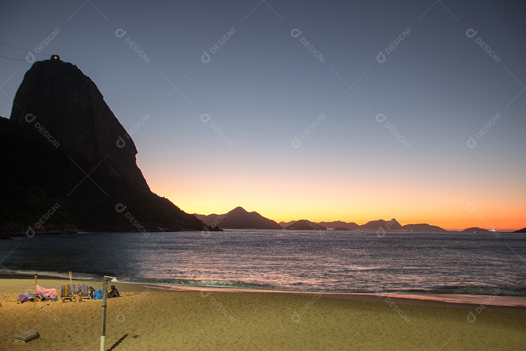 nascer do sol na praia vermelha do bairro da Urca no Rio de Janeiro.