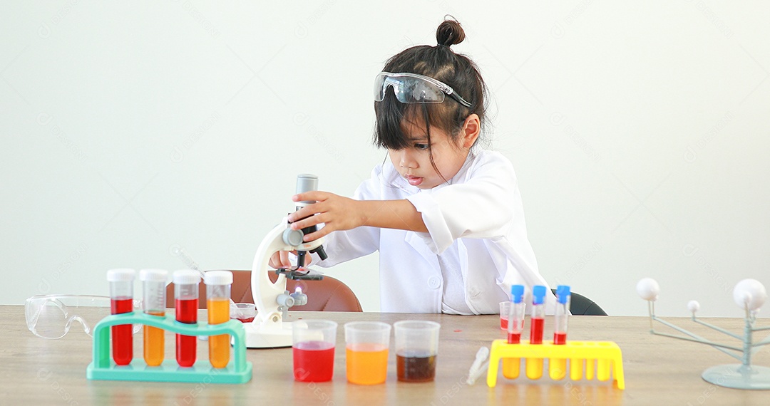 Menina asiática bonitinha estudante criança aprendendo a pesquisar