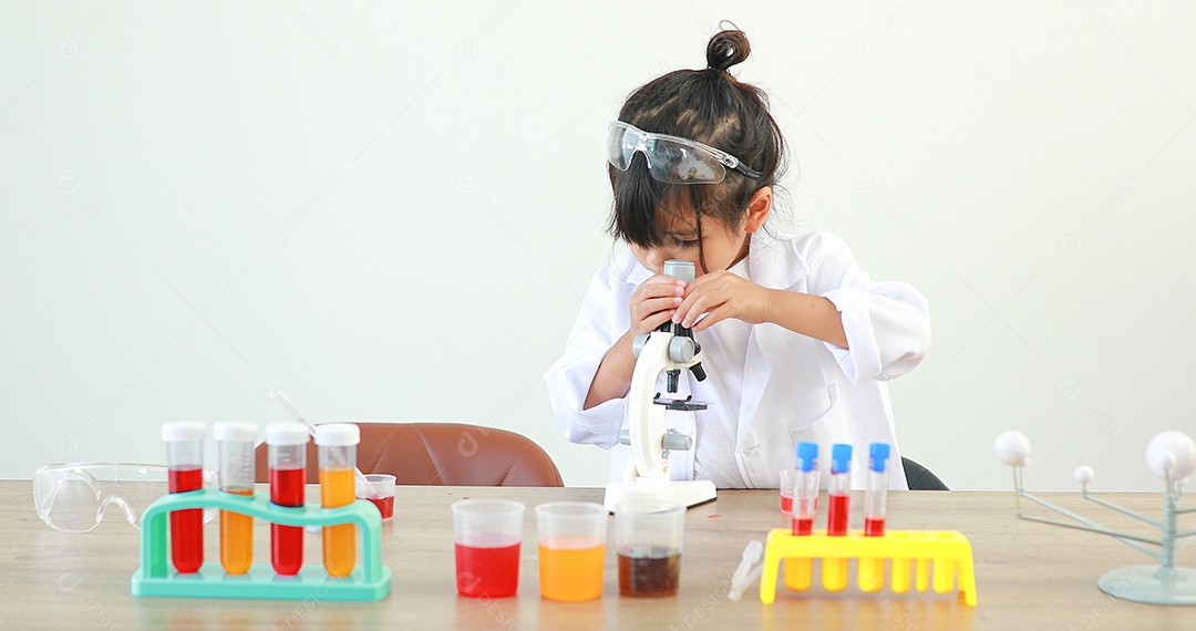 Menina asiática bonitinha estudante criança aprendendo a pesquisar