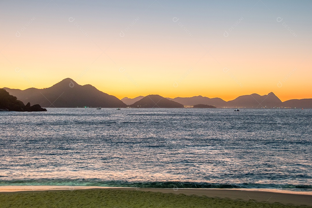 nascer do sol na praia vermelha do bairro da Urca no Rio de Janeiro.