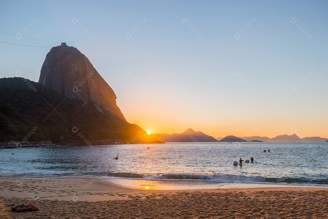 nascer do sol na praia vermelha do bairro da Urca no Rio de Janeiro.