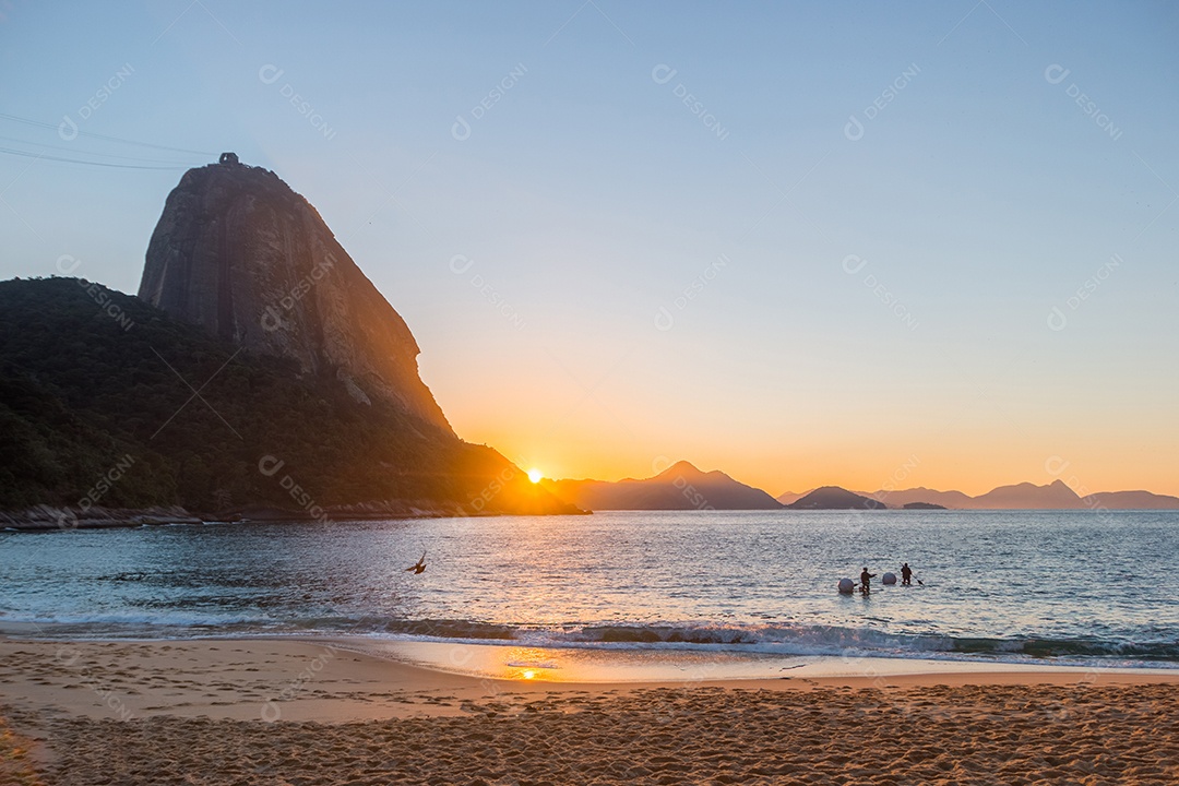 nascer do sol na praia vermelha do bairro da Urca no Rio de Janeiro.