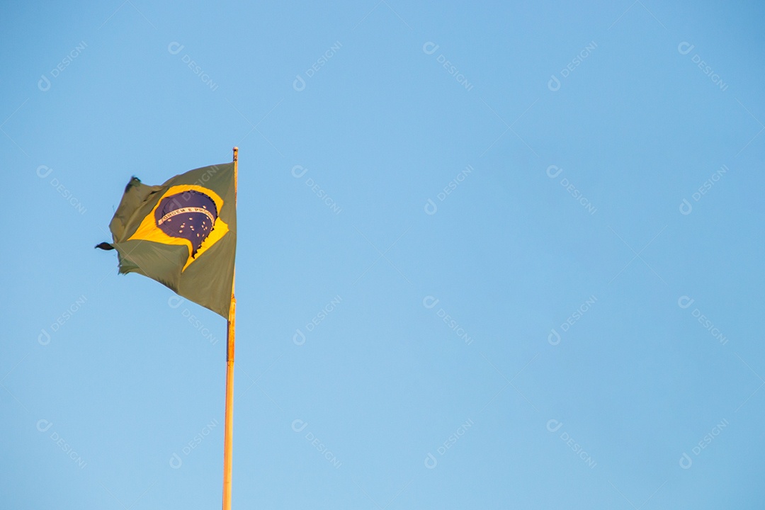 Bandeira do Brasil ao ar livre com um lindo céu azul ao fundo no Rio de Janeiro Brasil.