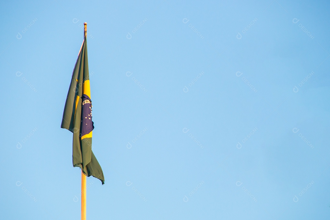 Bandeira do Brasil ao ar livre com um lindo céu azul ao fundo no Rio de Janeiro Brasil.