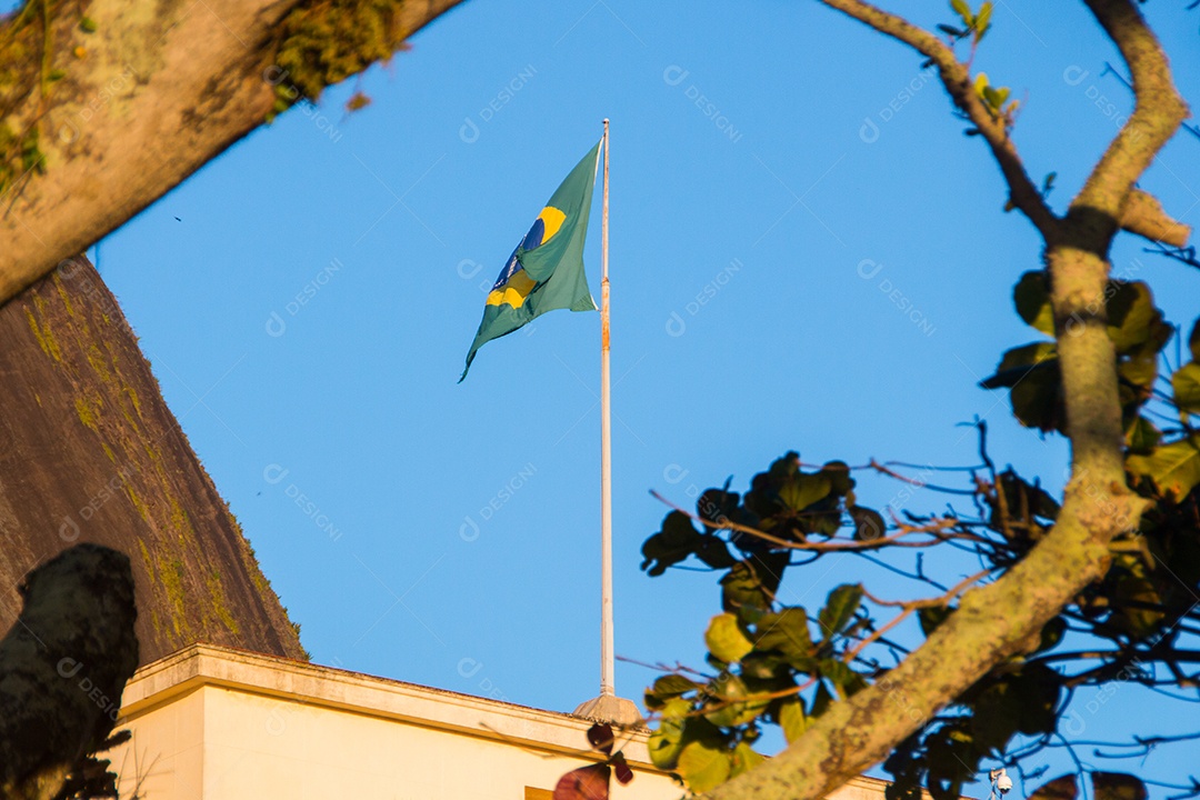 Bandeira do Brasil ao ar livre com um lindo céu azul ao fundo no Rio de Janeiro Brasil.