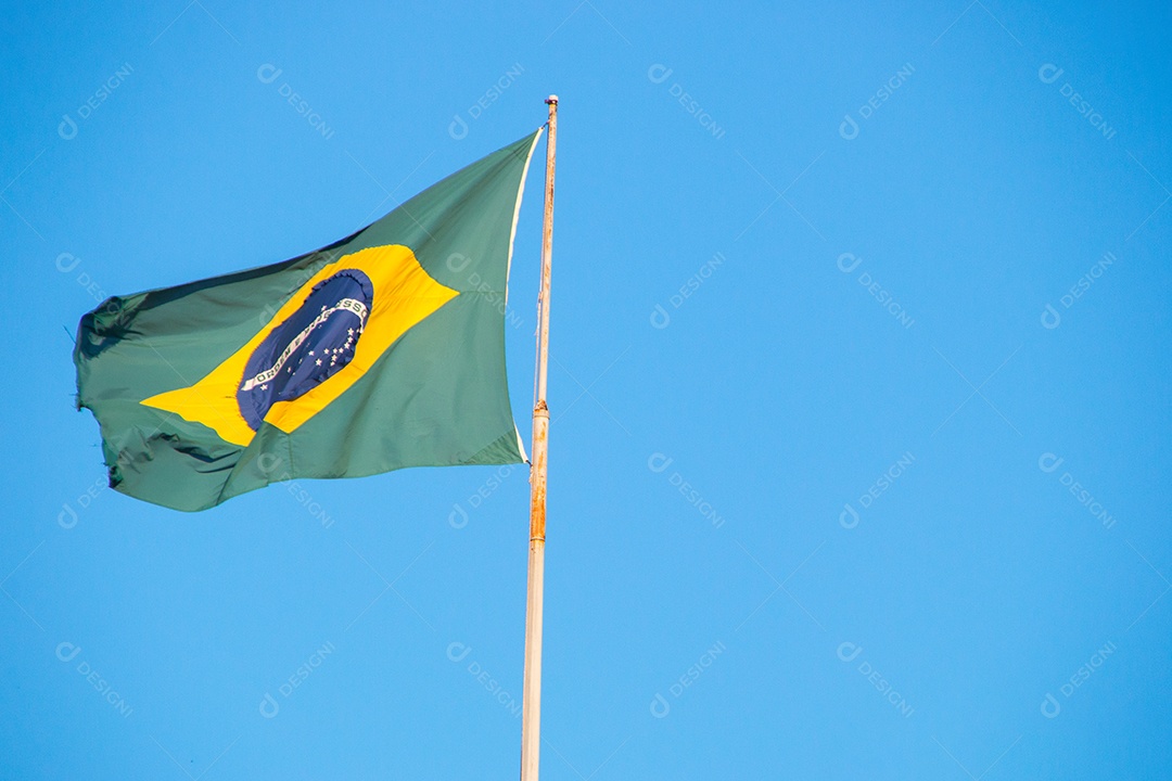 Bandeira do Brasil ao ar livre com um lindo céu azul ao fundo no Rio de Janeiro Brasil.