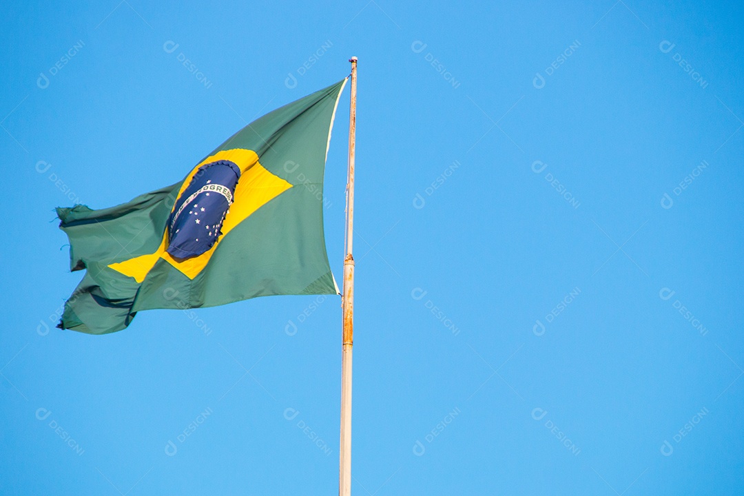 Bandeira do Brasil ao ar livre com um lindo céu azul ao fundo no Rio de Janeiro Brasil.