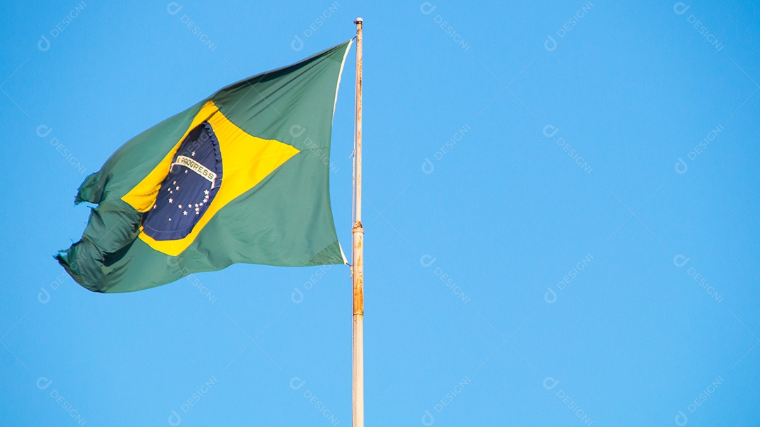 Bandeira do Brasil ao ar livre com um lindo céu azul ao fundo no Rio de Janeiro Brasil.