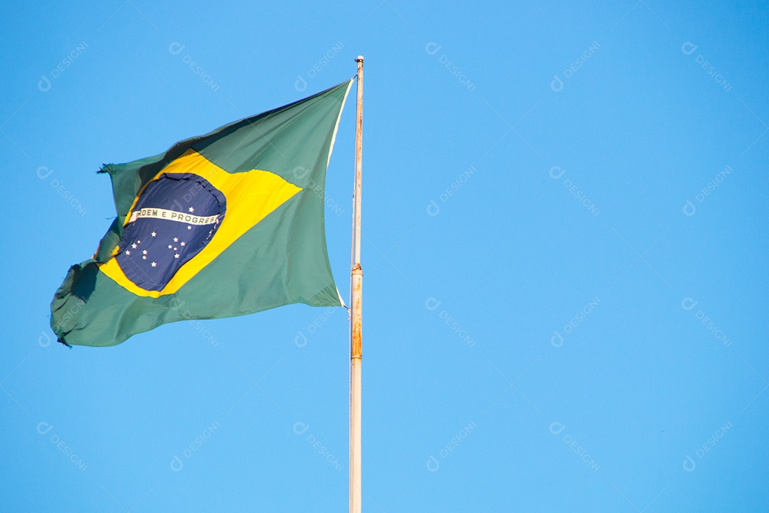 Bandeira do Brasil ao ar livre com um lindo céu azul ao fundo no Rio de Janeiro Brasil.