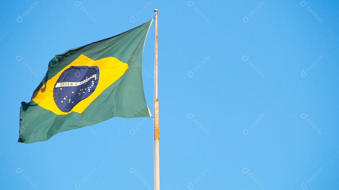 Bandeira do Brasil ao ar livre com um lindo céu azul ao fundo no Rio de Janeiro Brasil.