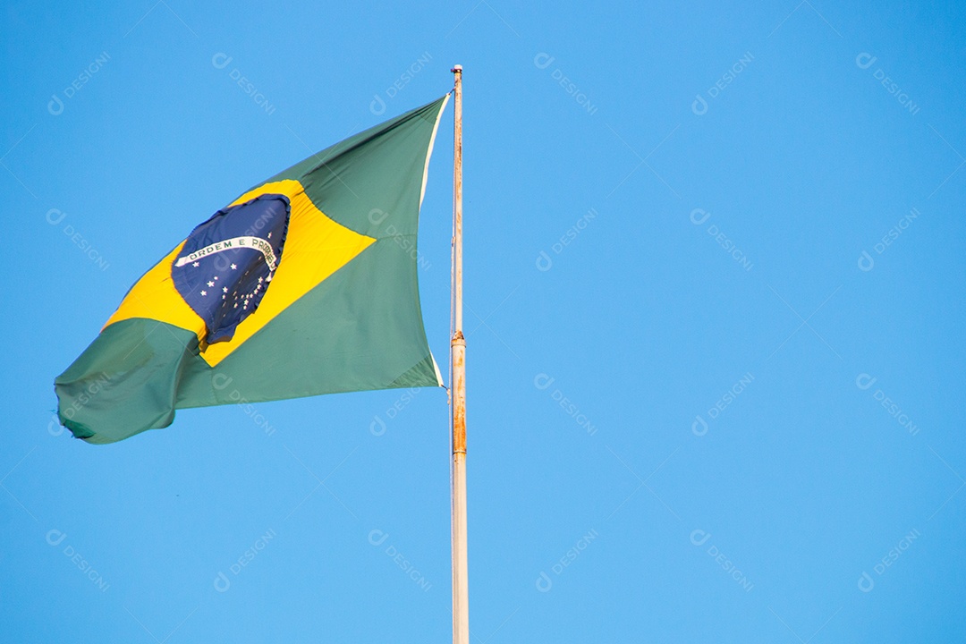 Bandeira do Brasil ao ar livre com um lindo céu azul ao fundo no Rio de Janeiro Brasil.