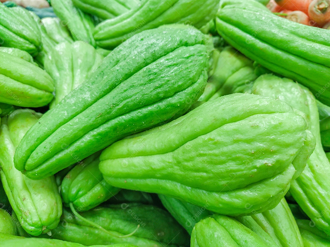 vegetal conhecido como chuchu, em uma barraca em um mercado aberto no Rio de Janeiro Brasil.