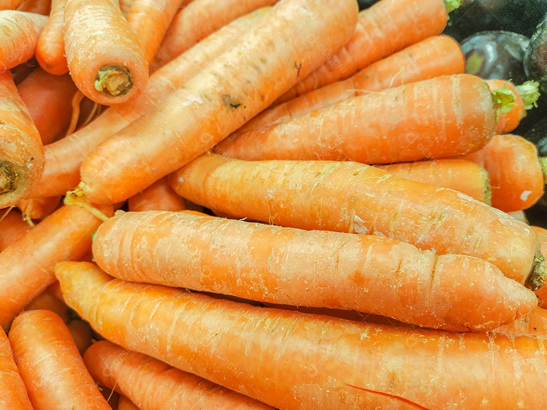 vegetal conhecido como cenoura, em uma barraca em um mercado aberto no Rio de Janeiro Brasil.