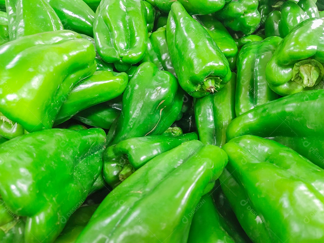 pimentão verde em uma barraca em um mercado aberto no Rio de Janeiro Brasil.