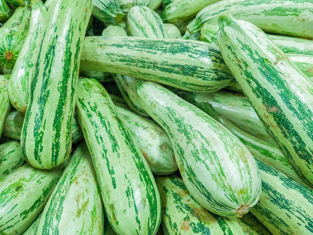 abobrinha em uma barraca em um mercado aberto no Rio de Janeiro Brasil.