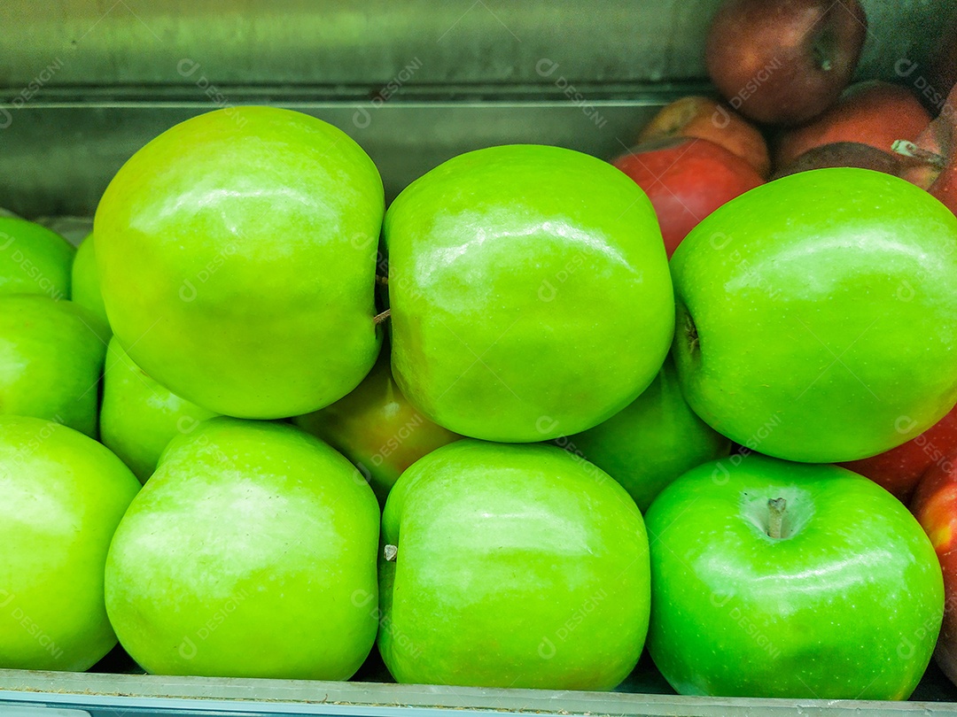 maçã verde em uma barraca em um mercado aberto no Rio de Janeiro Brasil.