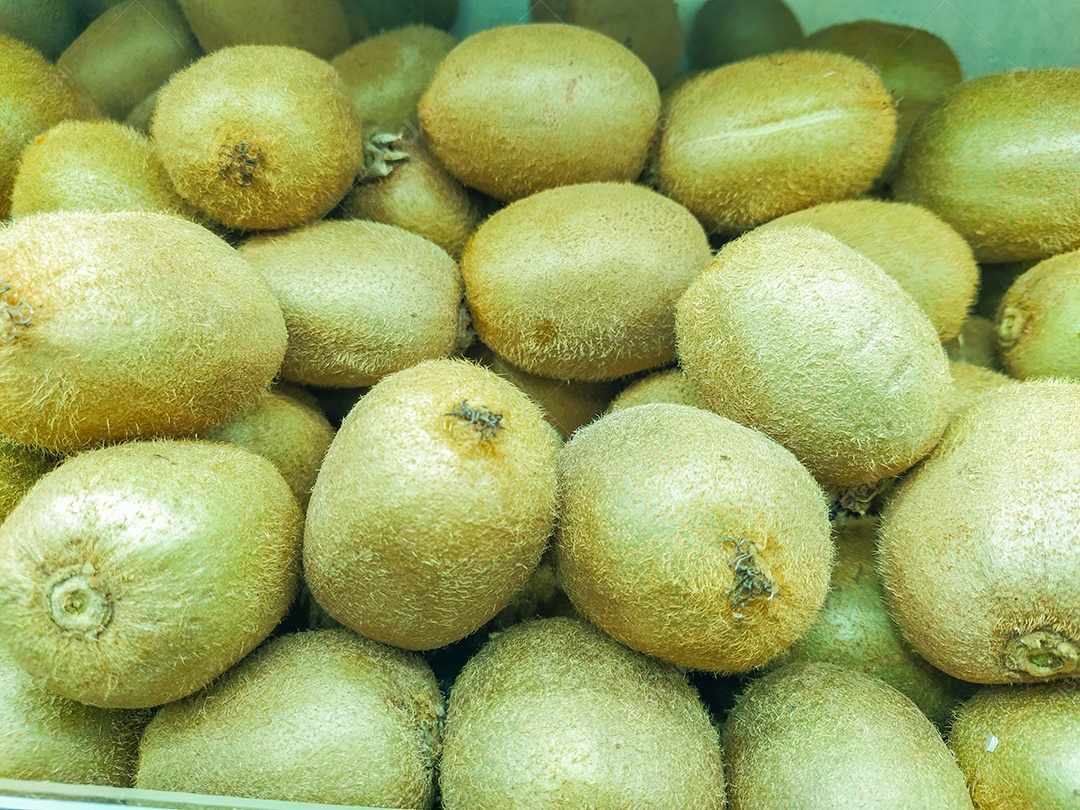 kiwi em uma barraca em um mercado aberto no Rio de Janeiro Brasil.