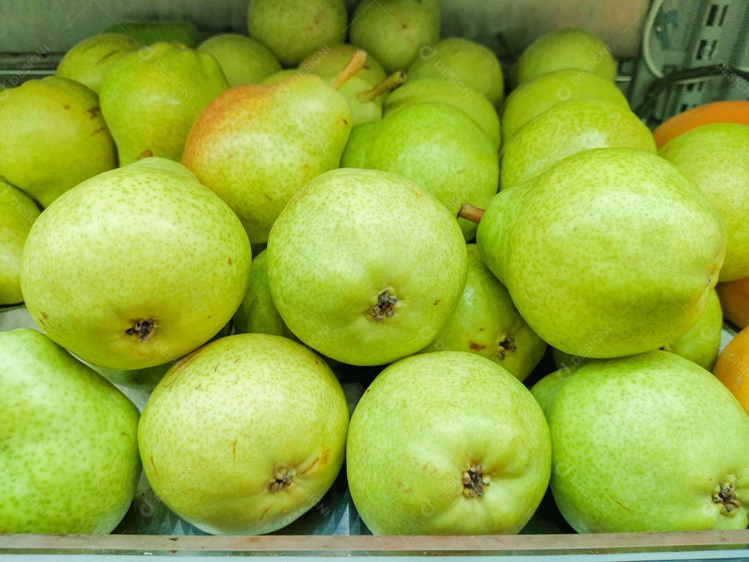 pêra em uma barraca em um mercado aberto no Rio de Janeiro Brasil.
