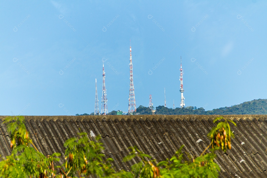 antenas no topo do morro de sumare no rio de janeiro.