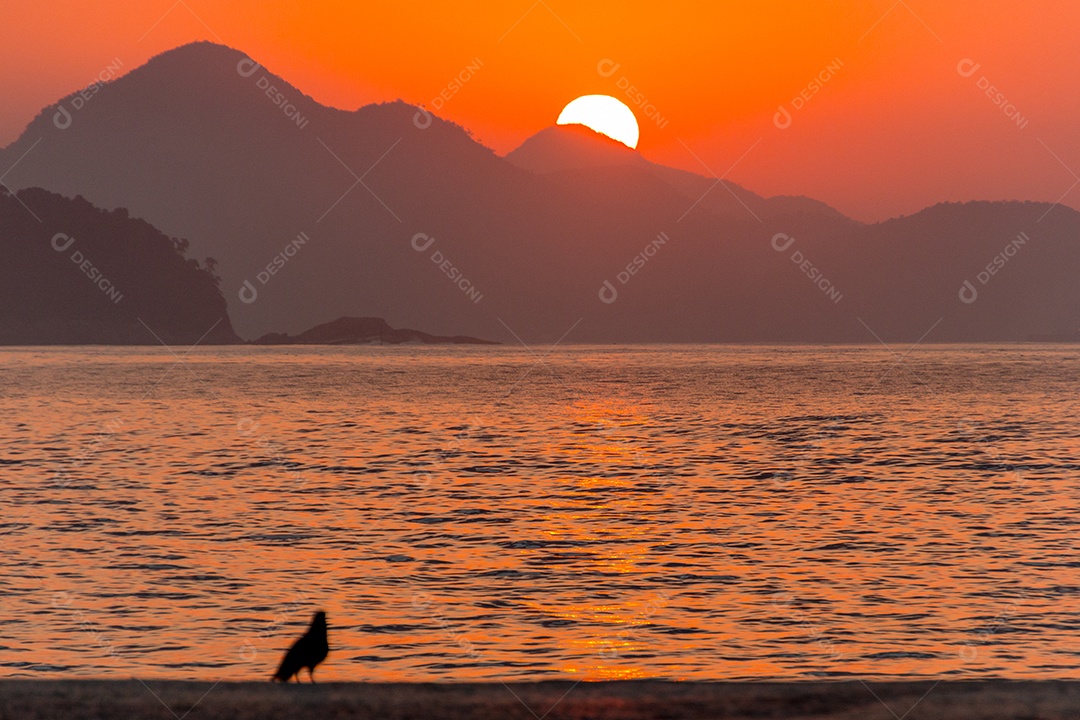 Nascer do sol na praia de Copacabana, no Rio de Janeiro.
