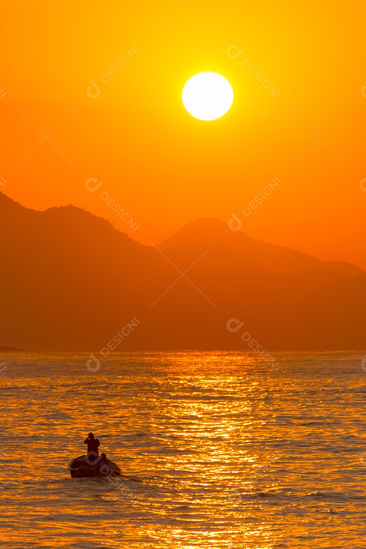 Nascer do sol na praia de Copacabana, no Rio de Janeiro.