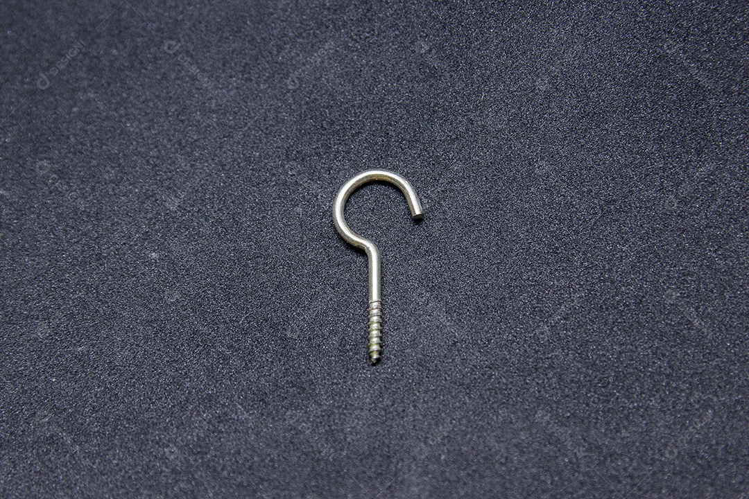 parafusos em um fundo preto no rio de janeiro.