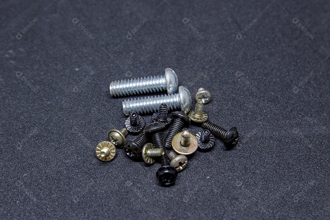 parafusos em um fundo preto no rio de janeiro.