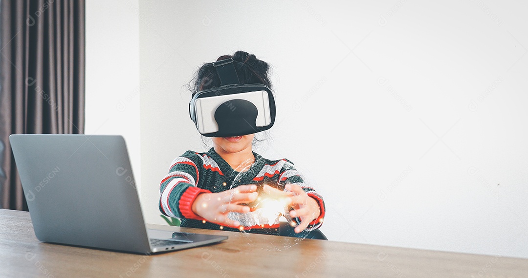 Linda menina criança usando oculos realidade virtual usando notebook