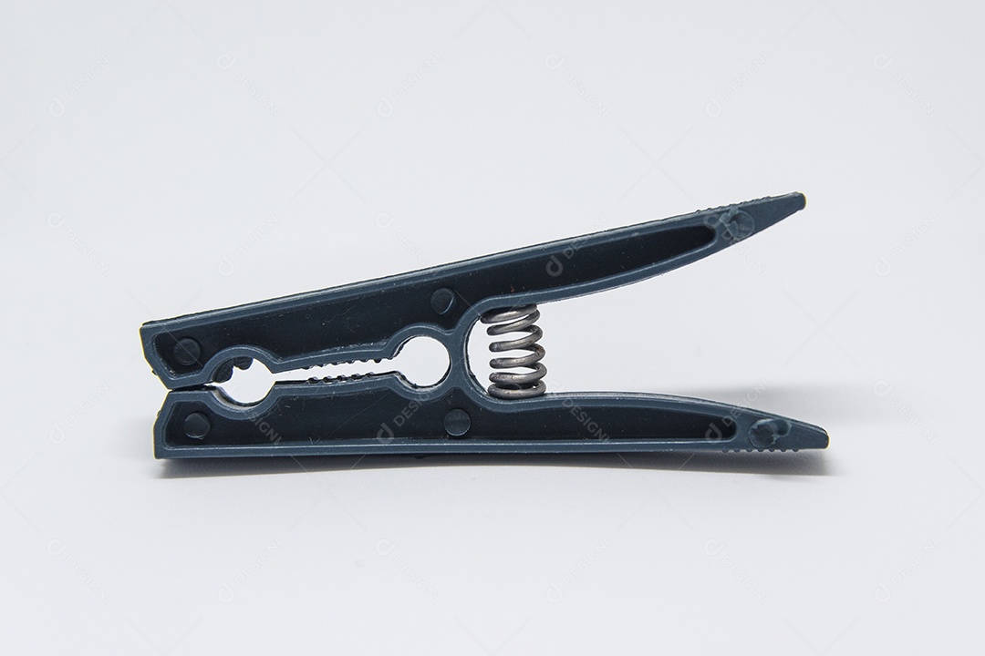 prendedor de roupa azul escuro.