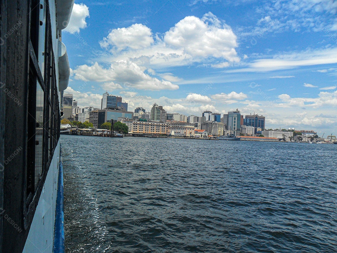 chegada na cidade do rio de janeiro vista da baía de guanabara.